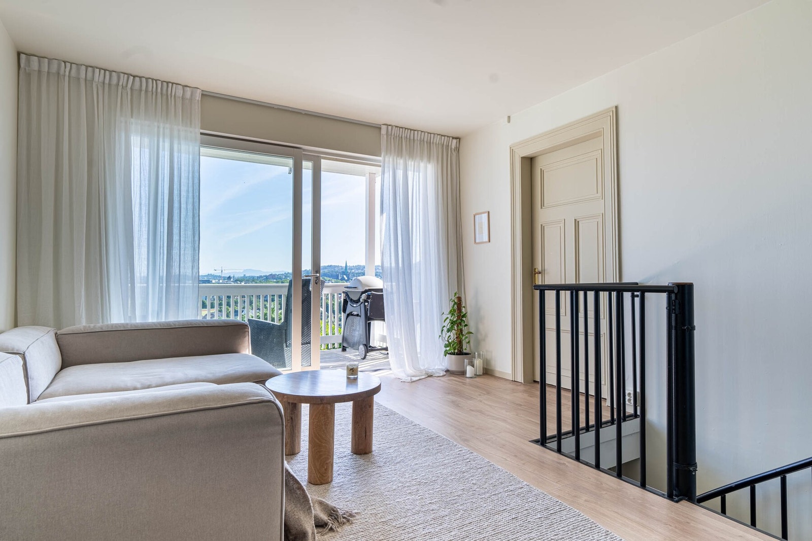 Den åpne planløsningen gir også enkle møbleringsmuligheter for sofagruppe. Galleribilde