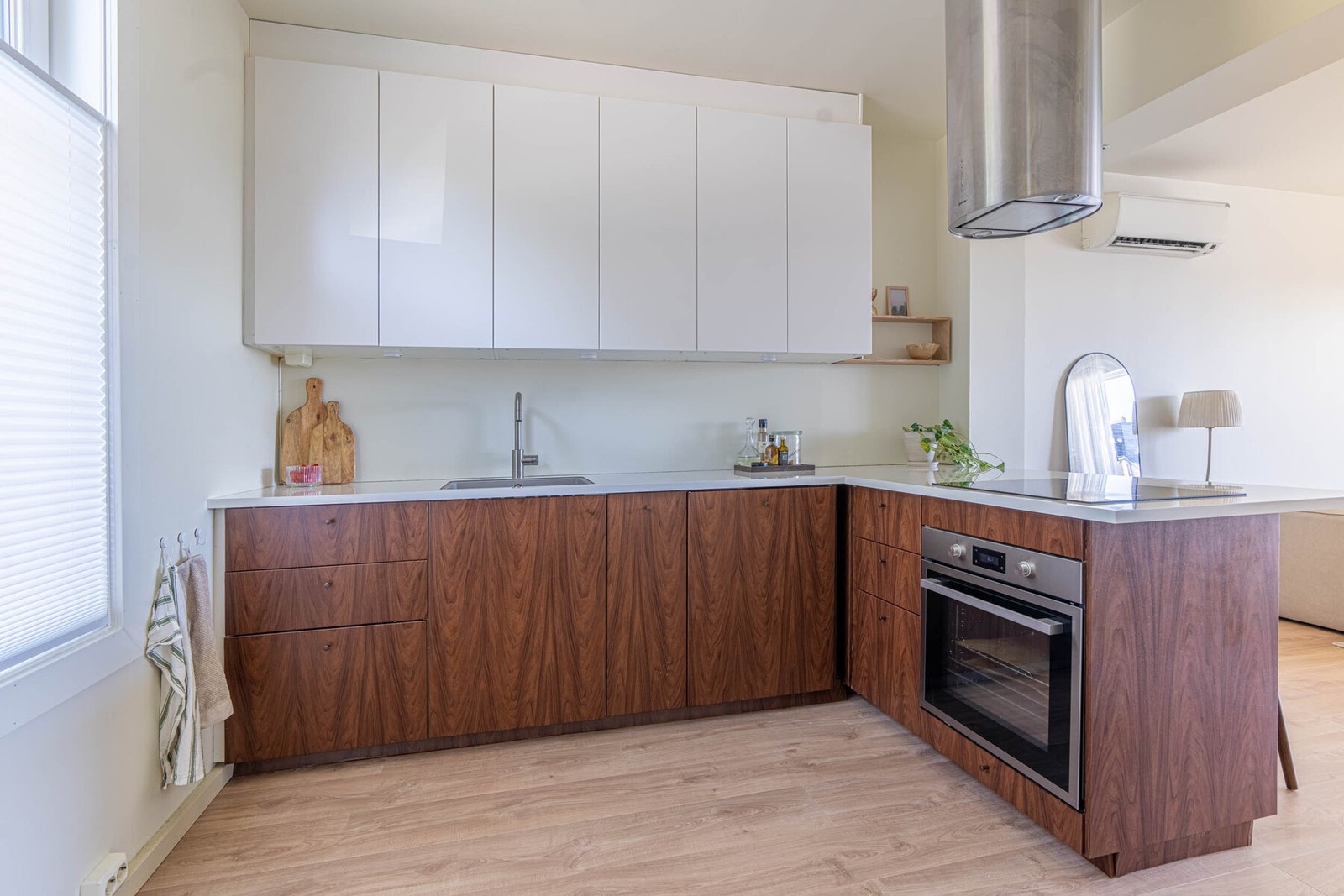 Kjøkkenet har integrerte hvitevarer som platetopp, stekeovn, oppvaskmaskin og kjøl/fryseskap. Galleribilde