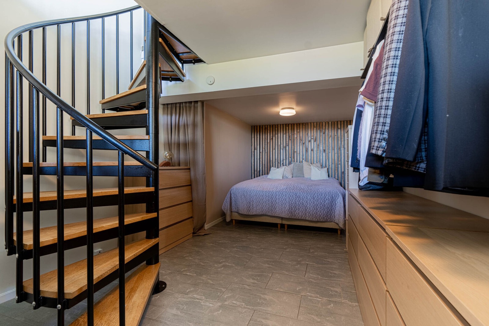 Her har man rikelig med plass til en stor dobbeltseng og mye garderobeplass. Galleribilde