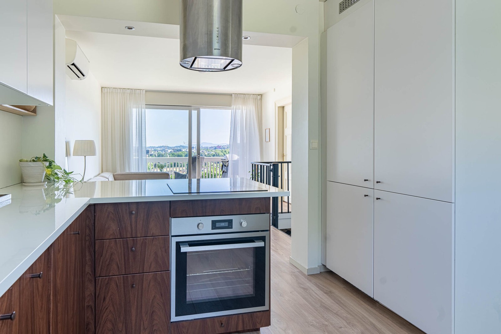 Her er det ellers bra med både skap- og benkeplass. Galleribilde