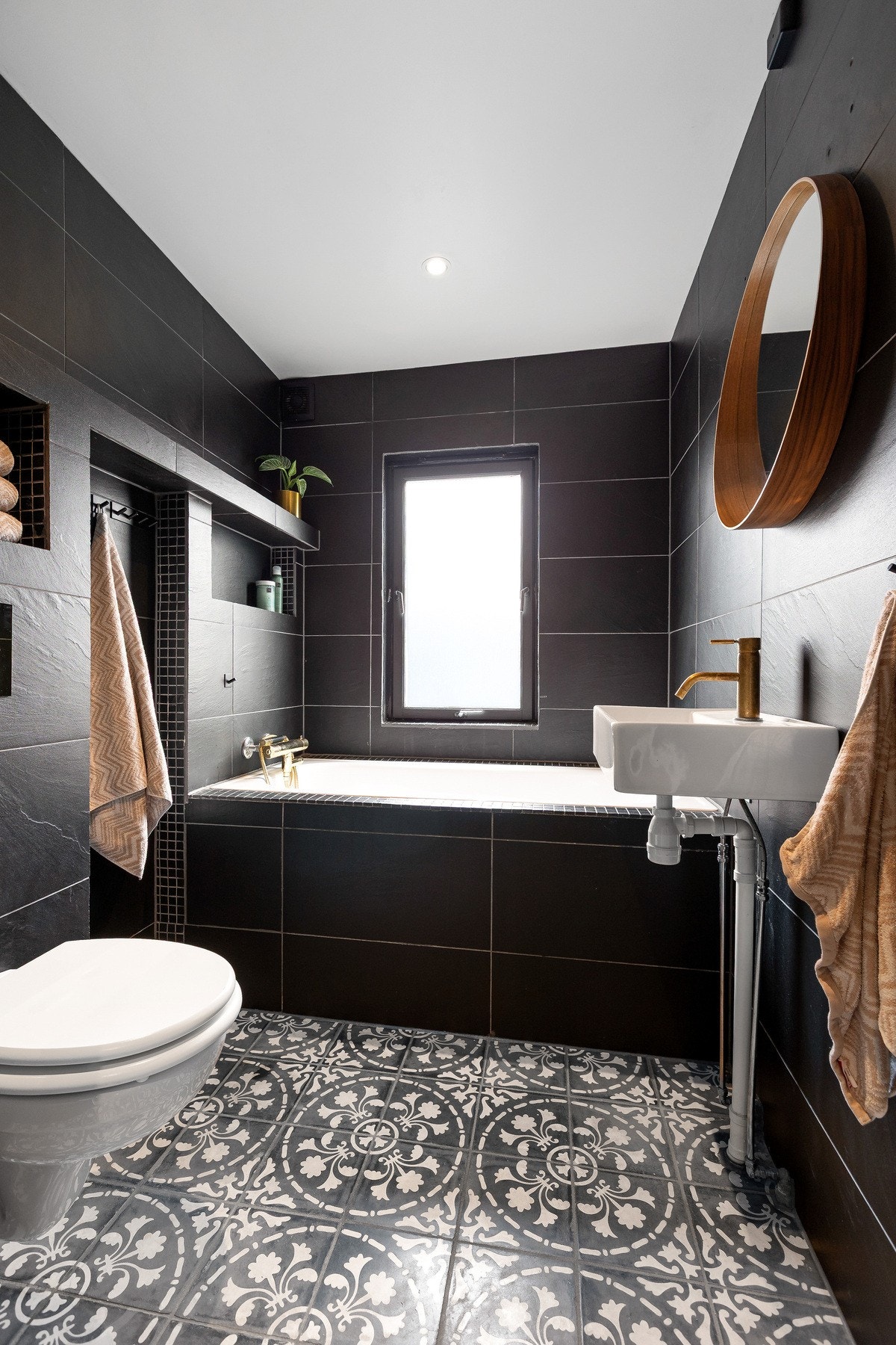 Moderne og stilig bad i boligens 1. etasje. Dette ble pusset opp i 2018/2019. Innebygget badekar og vegghengt wc med innebygget sisterne. Galleribilde