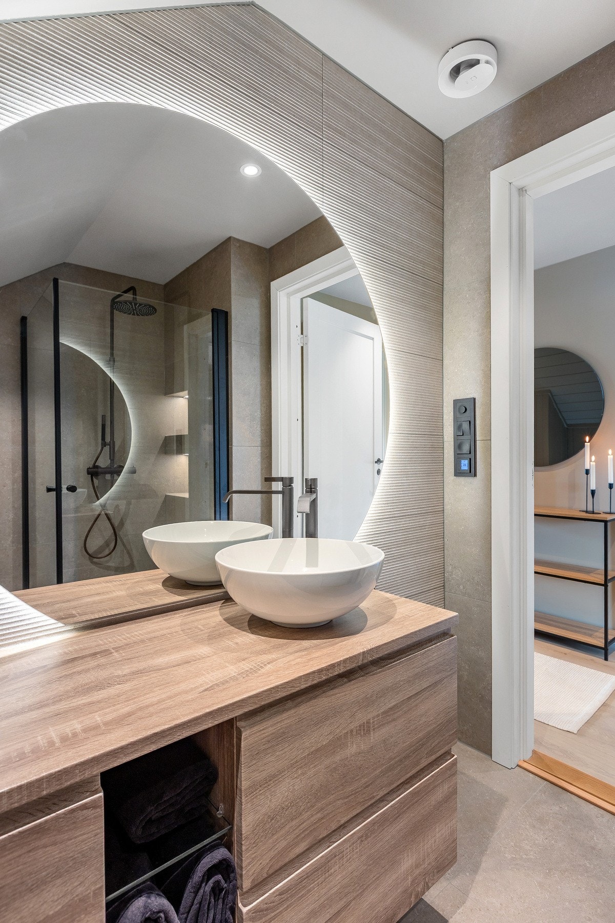 Stilig flisvalg på den ene av veggene på badet. Galleribilde