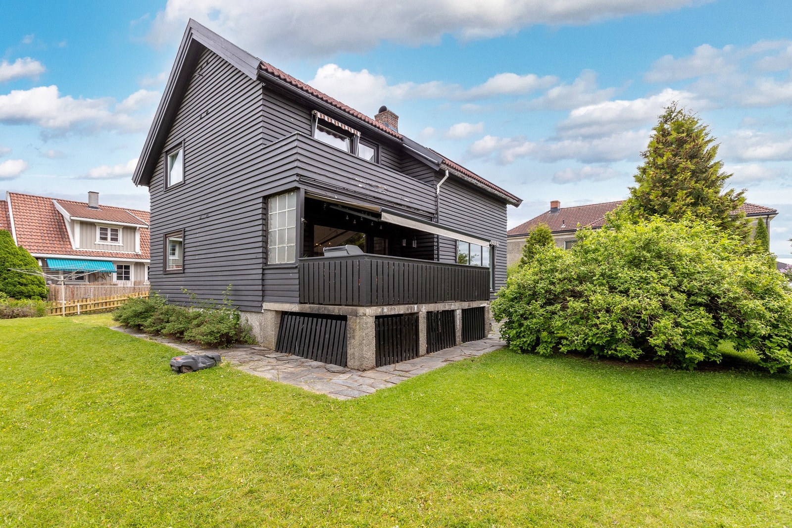 Flat og bruksvennlig tomt med plenarealer og enkelte beplantninger. Eiendommen ligger solrikt til med utsikt til omkringliggende områder. Galleribilde