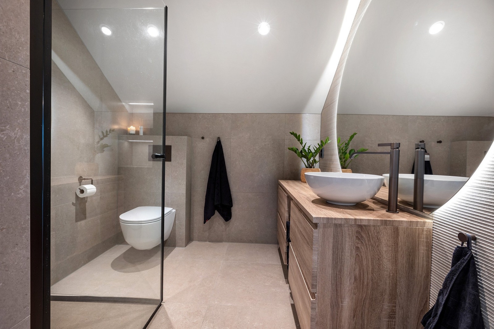 Delikat og stilig bad med vegghengt wc med innebygget sisterne. Innredning med stort speil og belysning. Galleribilde