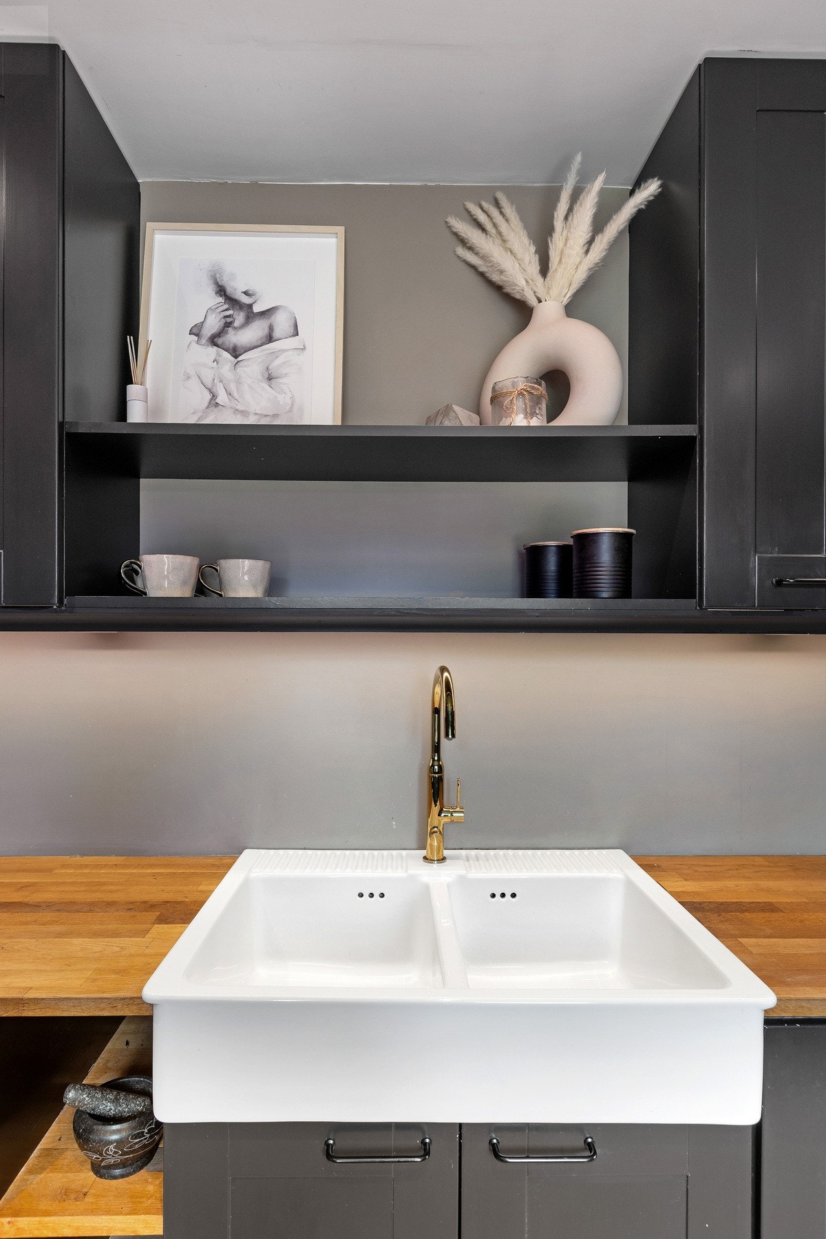 Nedsenket oppvaskkum med heltre benkeplate. Galleribilde