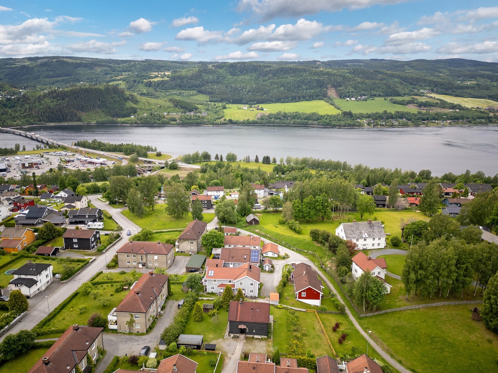 Det er også gangavstand til Strandtorget kjøpesenter og til den populære strandpromenaden langs Lågen og Mjøsa. Galleribilde