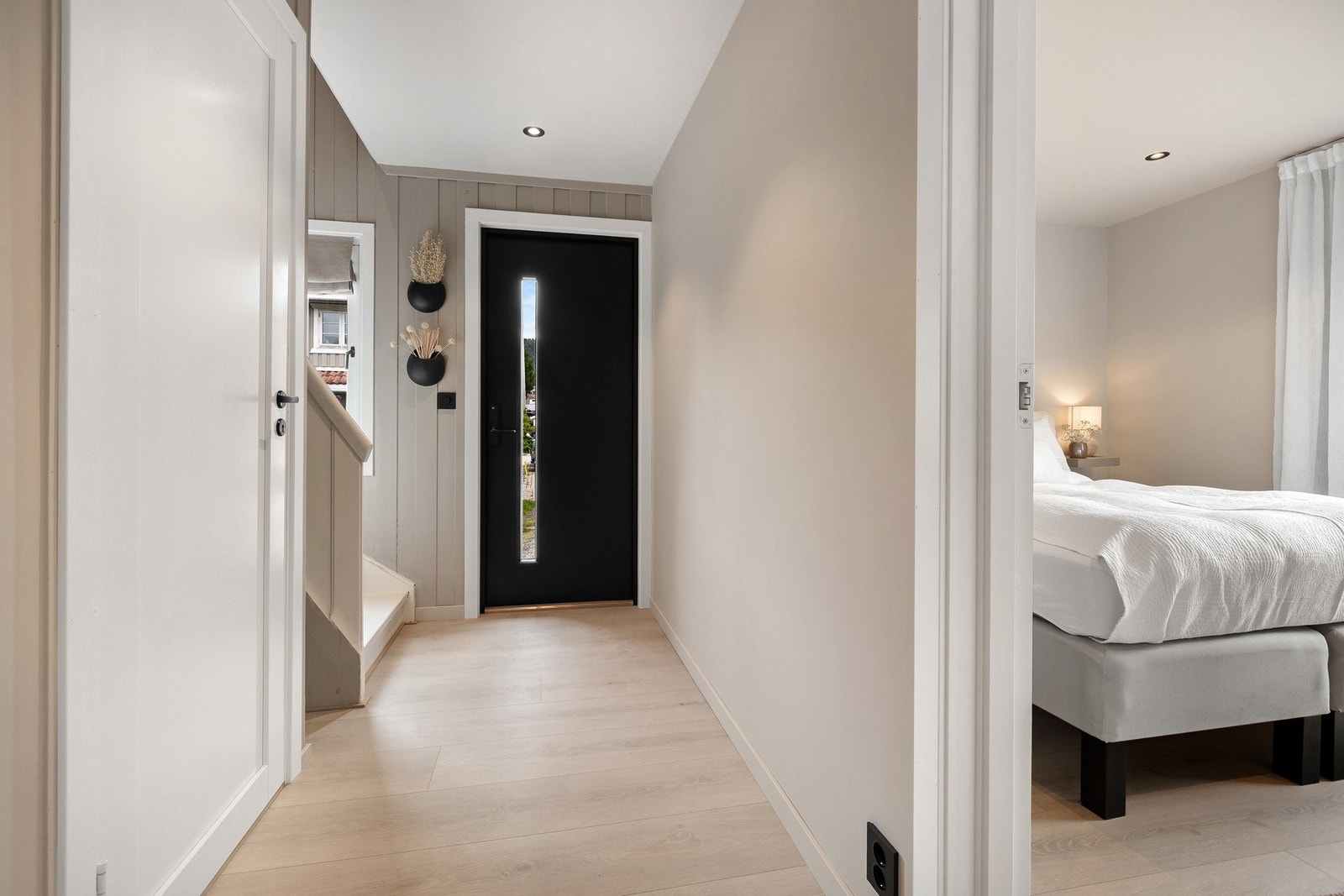 Velkommen inn - trappegang i 1. etasje med trapp videre opp til 2. etasje. Galleribilde