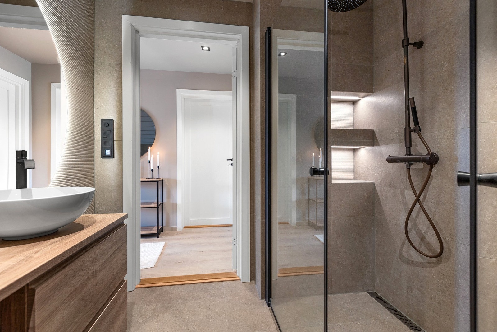 Nytt, flott og moderne bad i 2. etasje. Innredet med blant annet dusj med innfellbare dusjvegger. Galleribilde