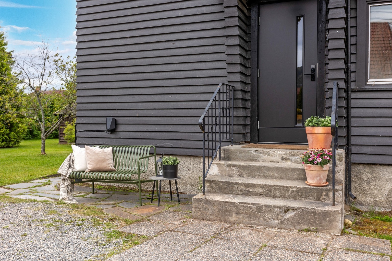 Eldre, helstøpt betongtrapp og ny, tidsriktig inngangsdør. Galleribilde