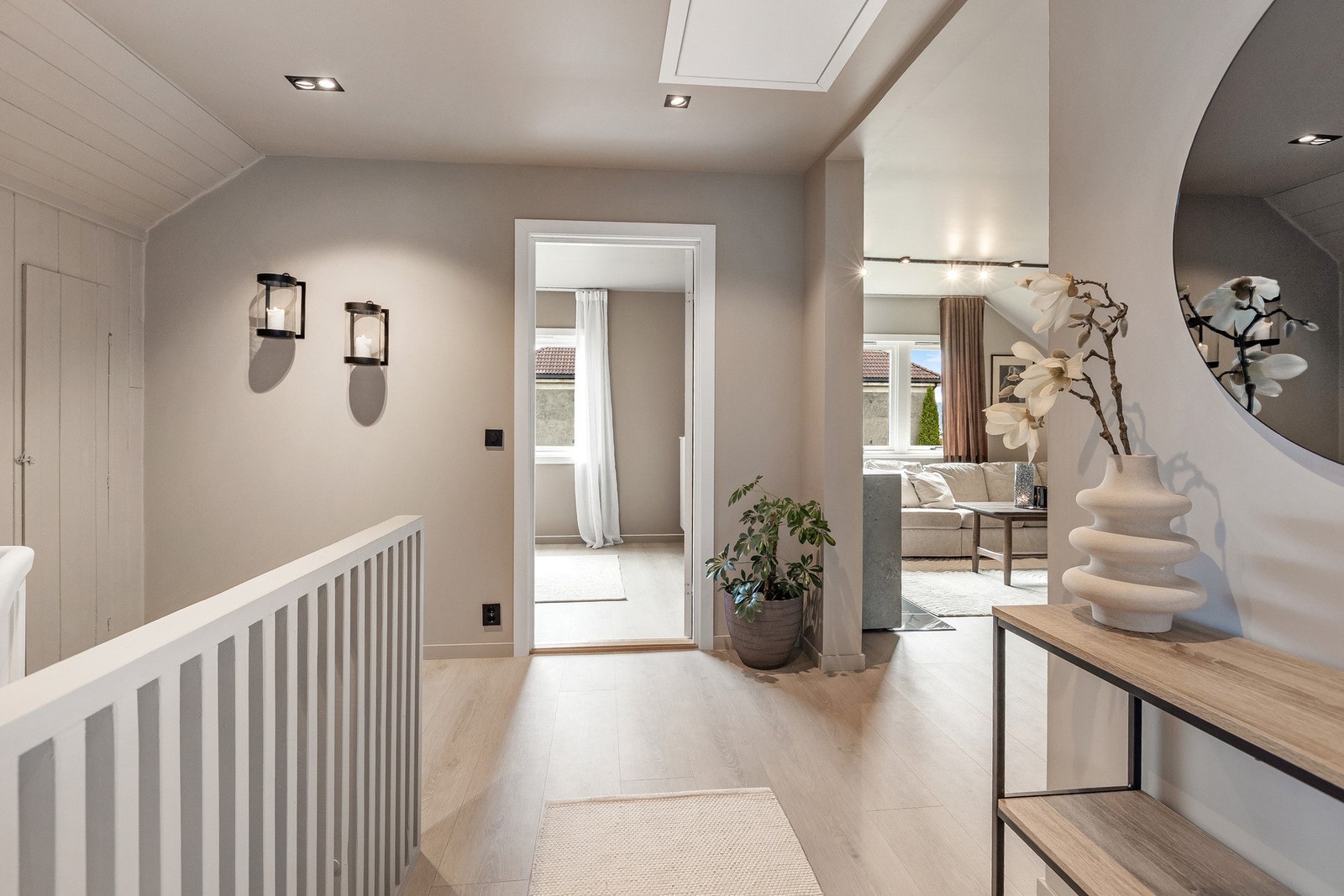 Trappegang i 2. etasje. Hele dette etasjeplanet er modernisert det siste året. Fremstår delikat og moderne i alle rom. Galleribilde