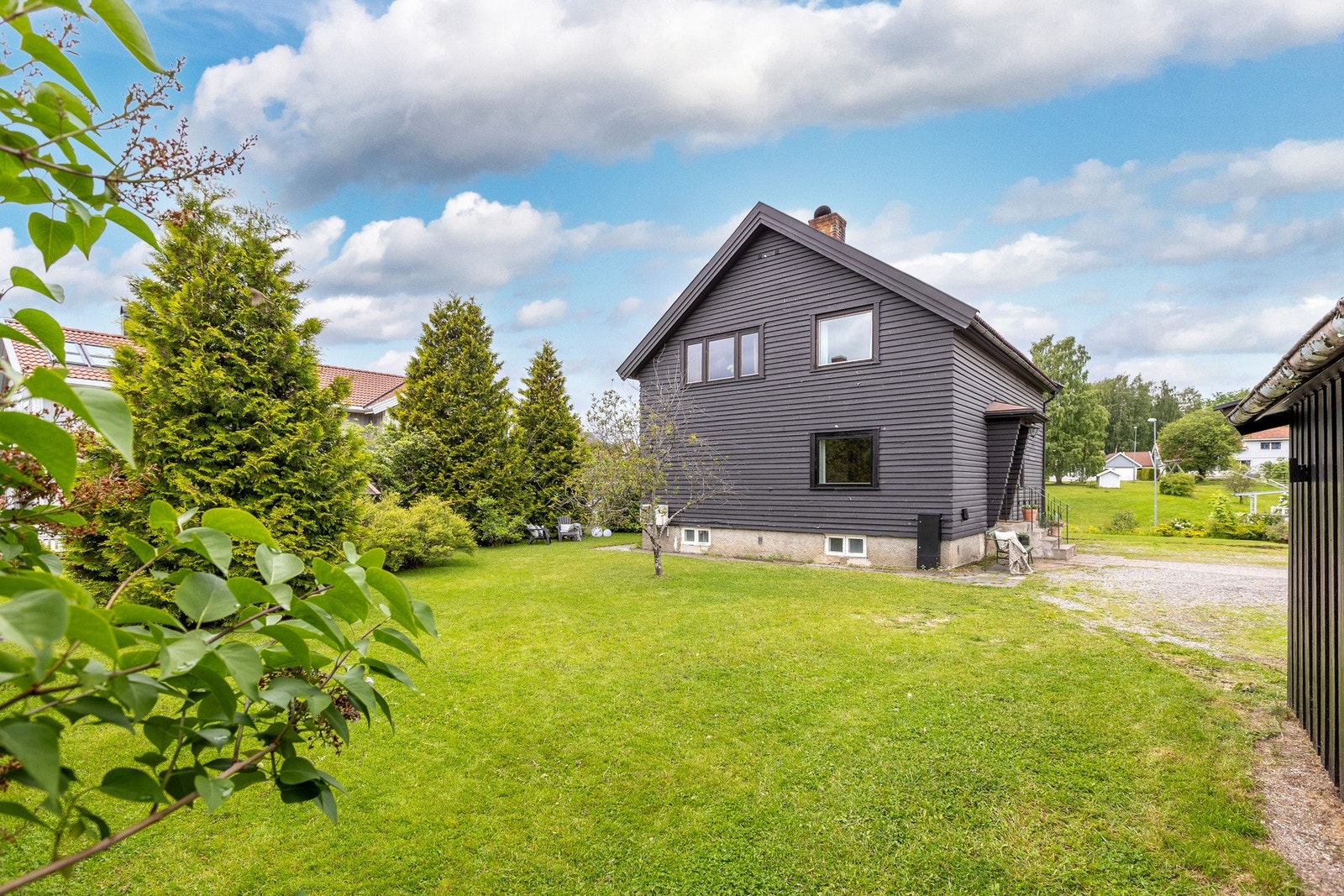 I tilknytning til inngangspartiet til boligen er det en flat gårdsplass med gode parkeringsmuligheter. Galleribilde