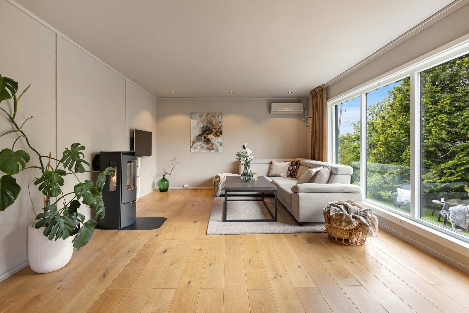 Hyggelig stuedel med nyere peisovn samt luft til luft varmepumpe. Galleribilde