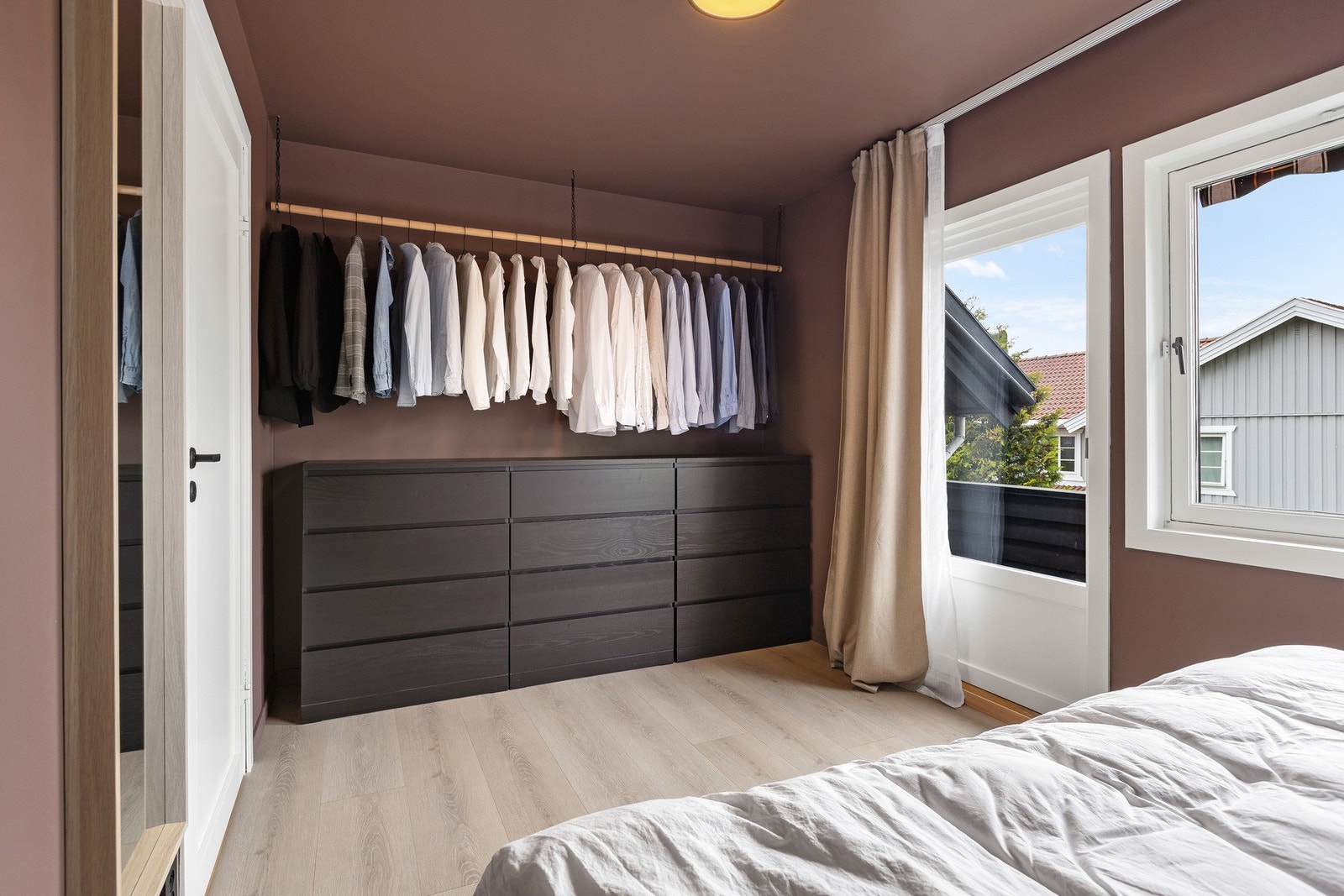 Soverom med garderobeplass. Galleribilde