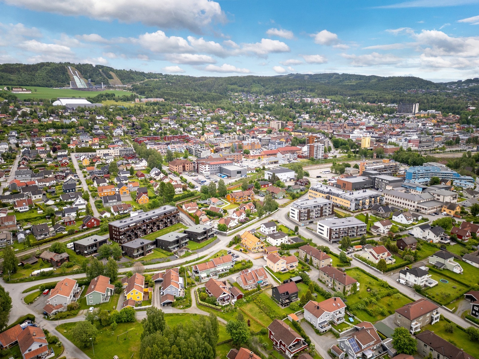 Alle sentrumsfunksjonene er i gangavstand fra leilighetene. Det er ca. 300 meter til dagligvarebutikk, ca. 600-700 meter til Lilletorget og ca. 900 meter til Lillehammer Skysstasjon. Galleribilde