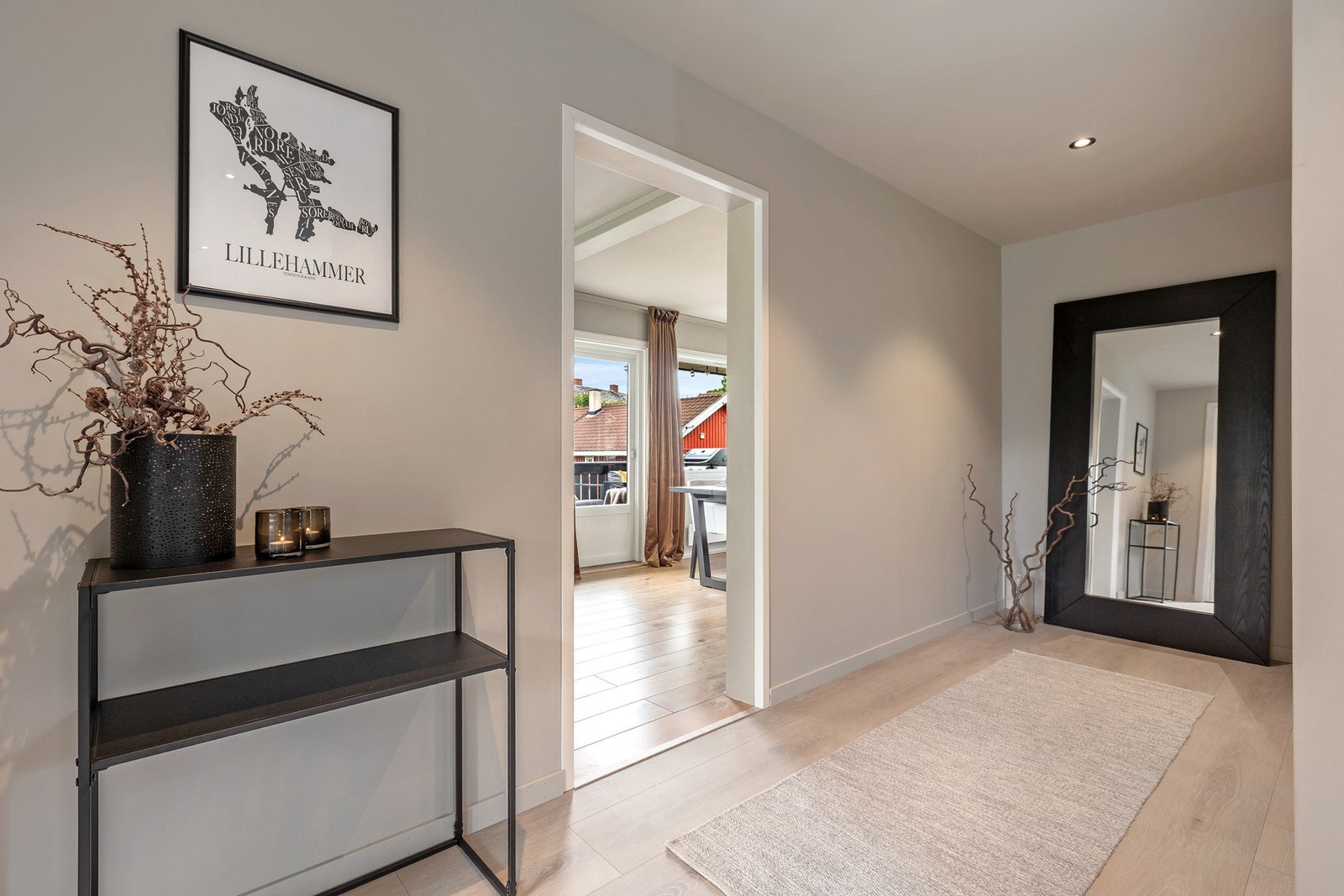 Entre i 1. etasje- herfra er det tilgang direkte til oppholdsrom med stue og kjøkken. Galleribilde