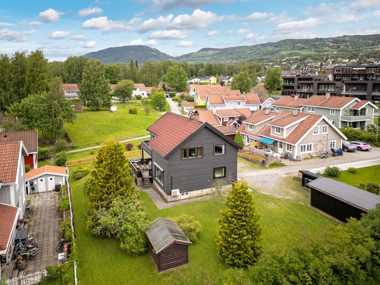 Eiendommen ligger i et veletablert og hyggelig boligområde omgitt av eneboliger og tomannsboliger. Galleribilde