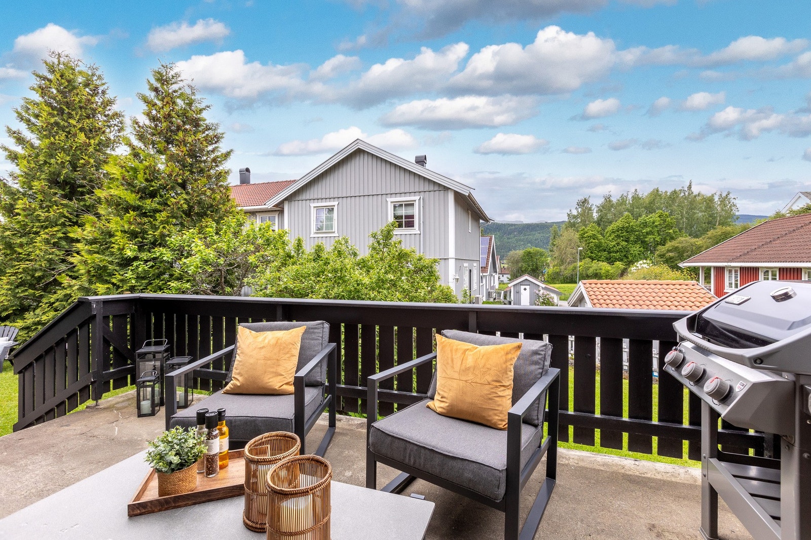 Fra terrassen er det trapp ned til romslig, flat og bruksvennlig hage med plenarealer. Galleribilde