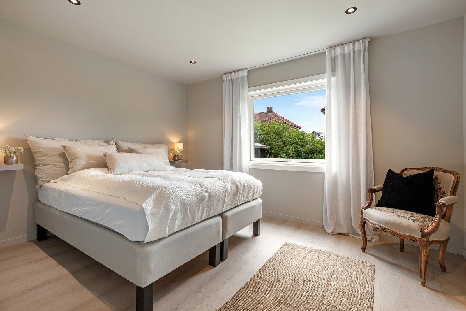 Soverom i boligens 1. etasje. Pent, lyst og moderne med downlights i himling. Galleribilde