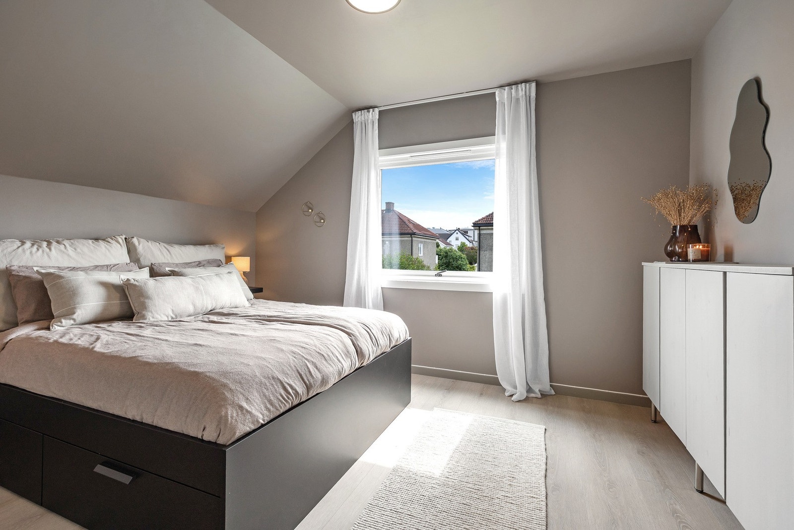 Soverom i 2. etasje. Alle rommene i denne etasjen har noe skråtak. Gipsede og malte overflater i alle rom. Galleribilde