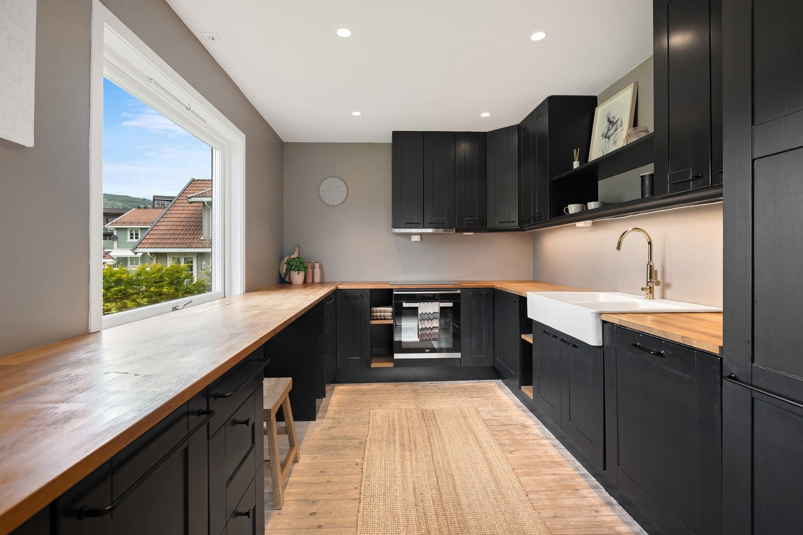 Kjøkken har nyere innredning med god benke- og skapplass. Galleribilde