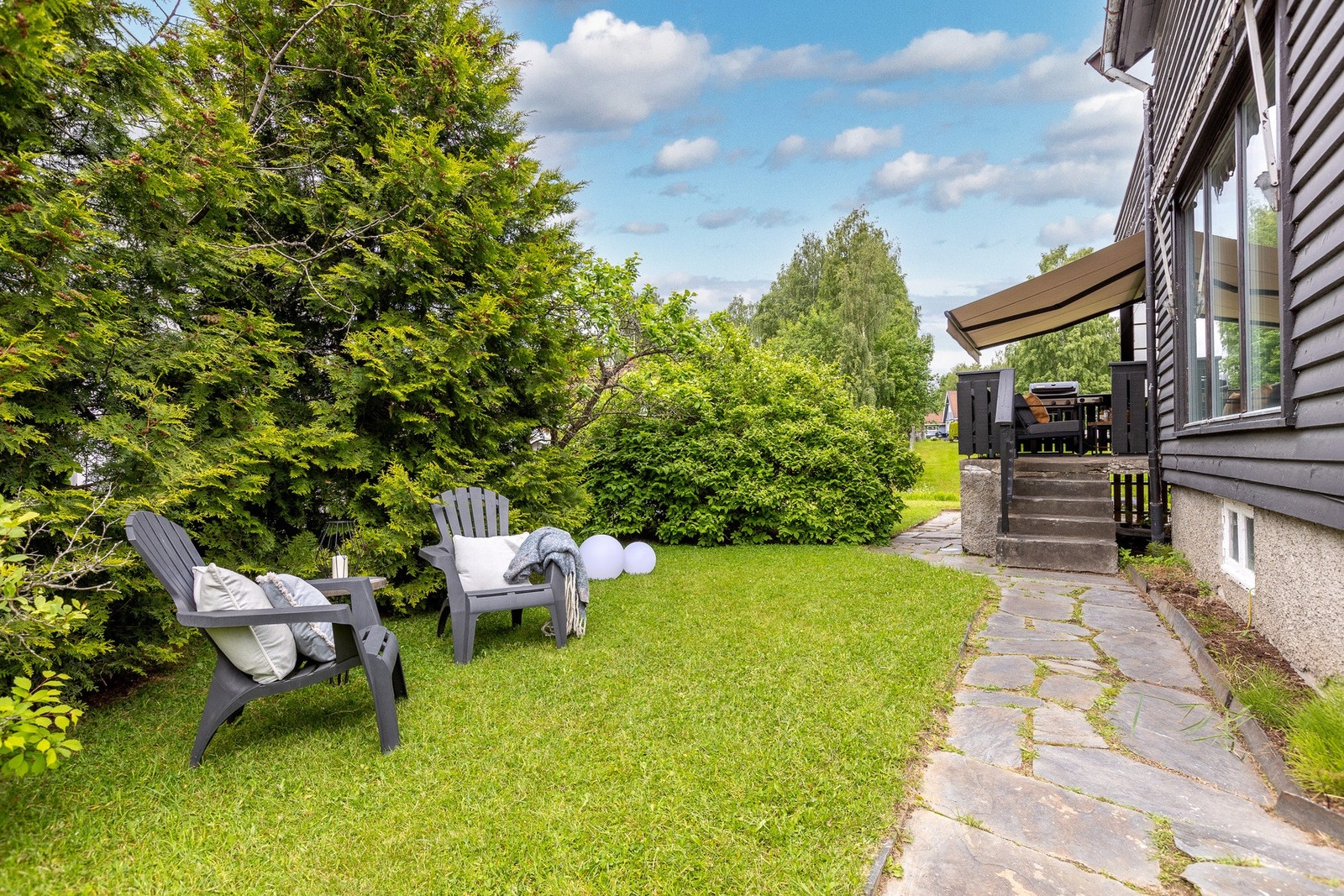 Delvis flere soner i hagen som er skjermet med vegetasjon. Heller langs deler av hagens gangarealer. Galleribilde