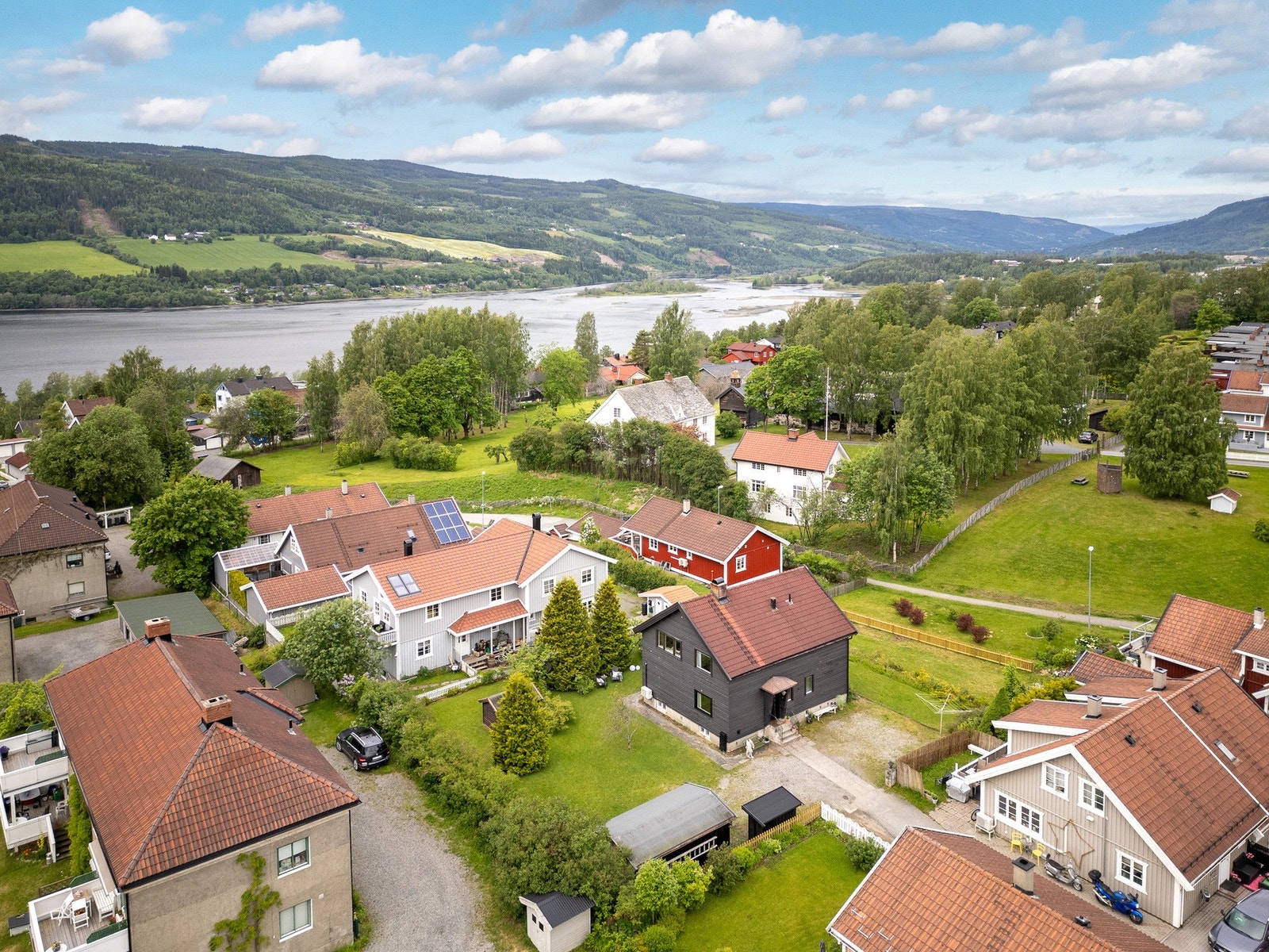 Modernisert, fint beliggende hel tomannsbolig på Busmoen. Flott, luftig, opparbeidet og beplantet tomt. Solrik eiendom. Galleribilde