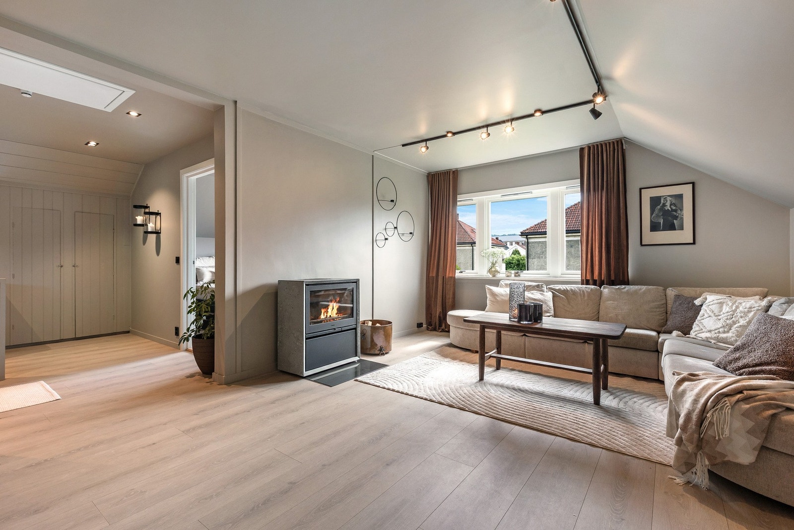 Tv-stuen har også installert vedovn. Alle overflater er av nyere dato og holder en moderne og tidsriktig stilart. Galleribilde