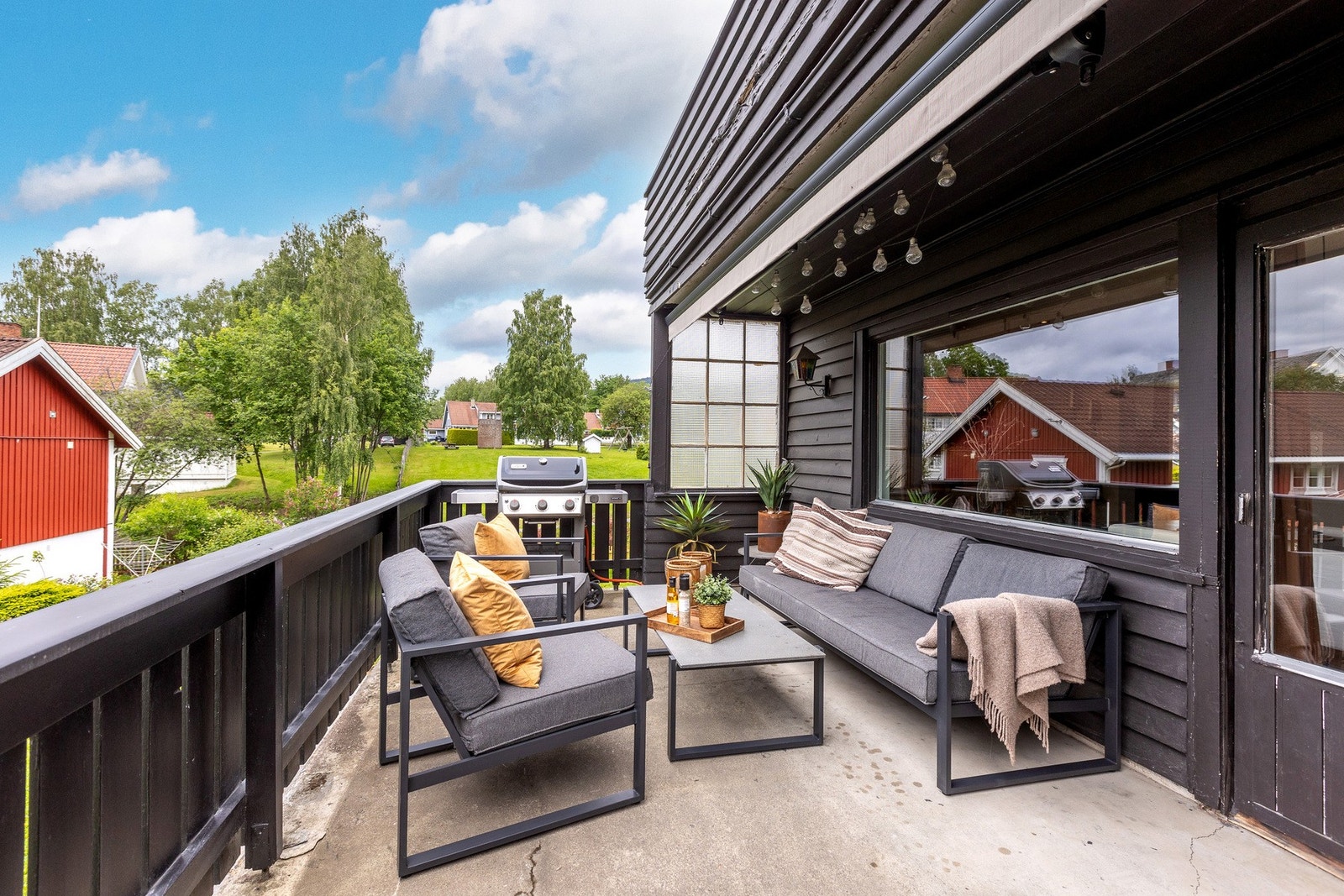 Hyggelig uteplass med tilgang fra stuen i 1. etasje. Galleribilde