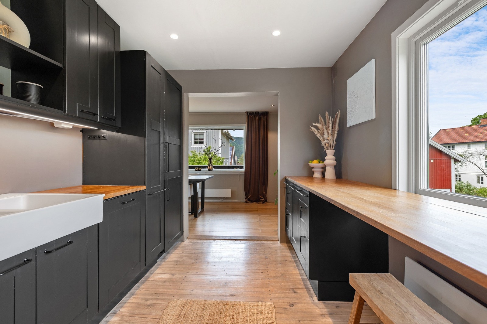 Alle hvitevarer er innebygget og medfølger salget. Dels åpen løsning til spisestuedelen. Galleribilde