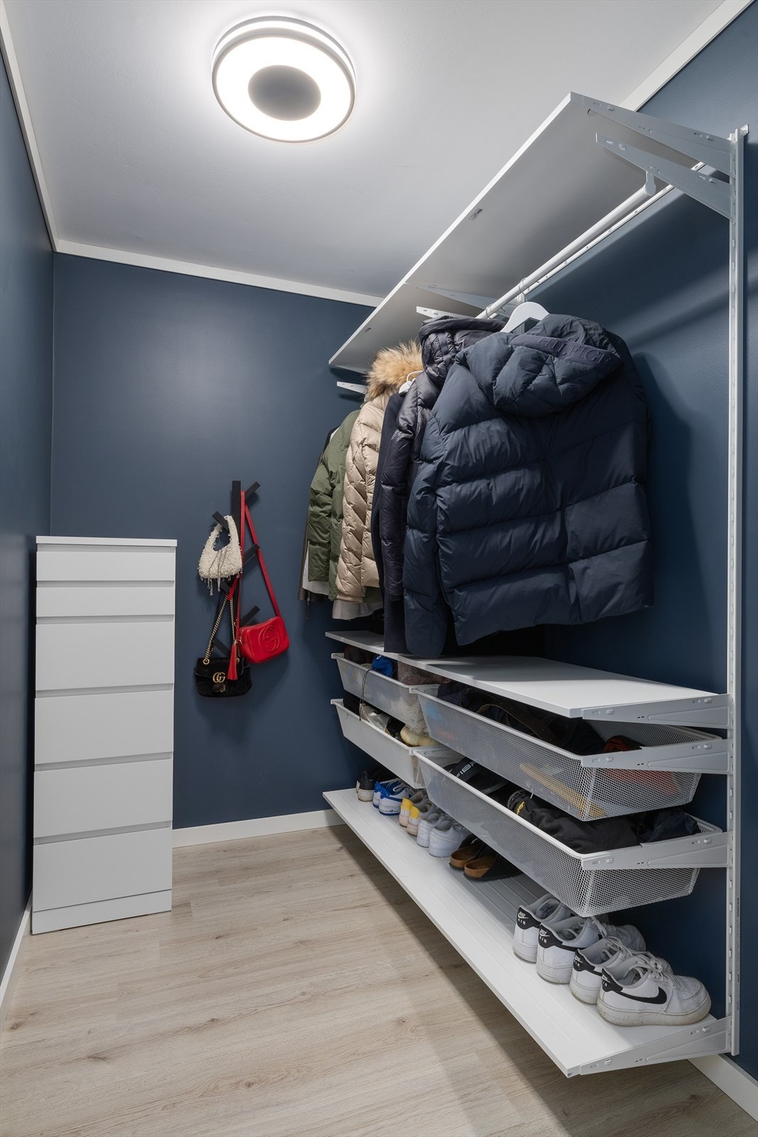 Praktisk innredet garderobe/bod Galleribilde