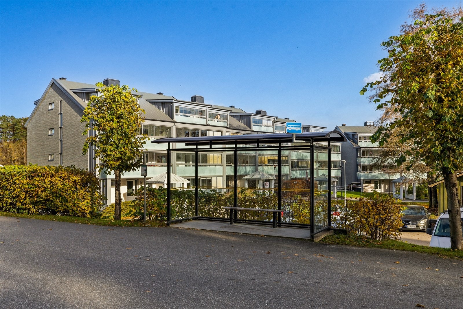 Busstopp rett ved. Galleribilde