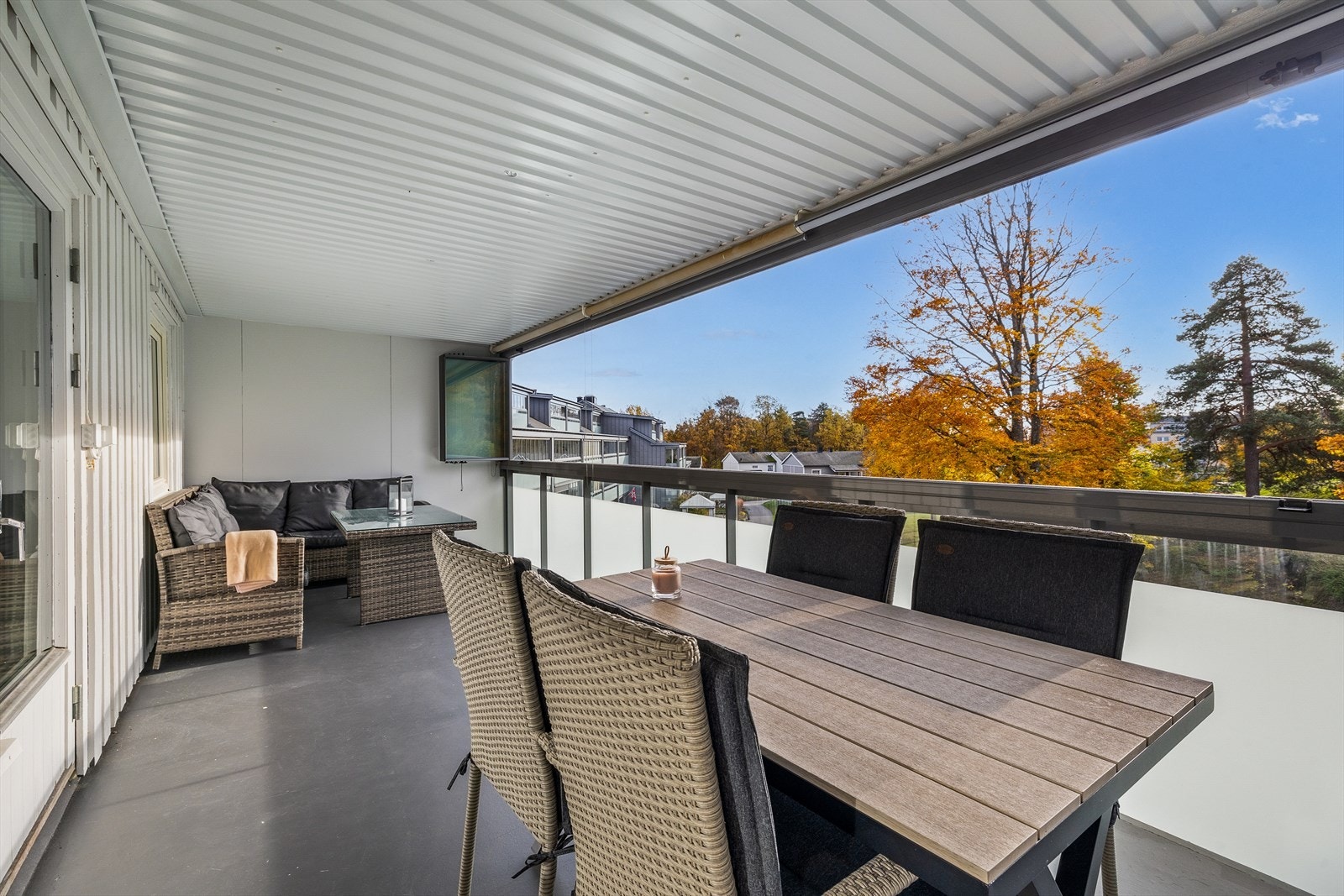 Romslig innglasset balkong. Galleribilde