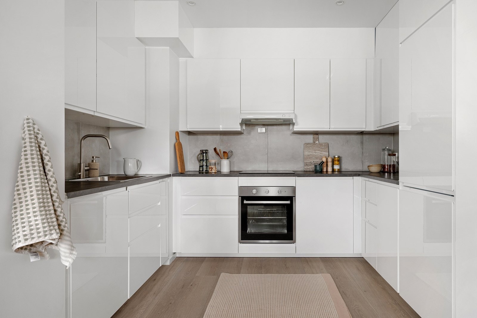 Kjøkkenet er innredet med lys og slett innredning fra IKEA med softclose på dører og skuffer. Galleribilde