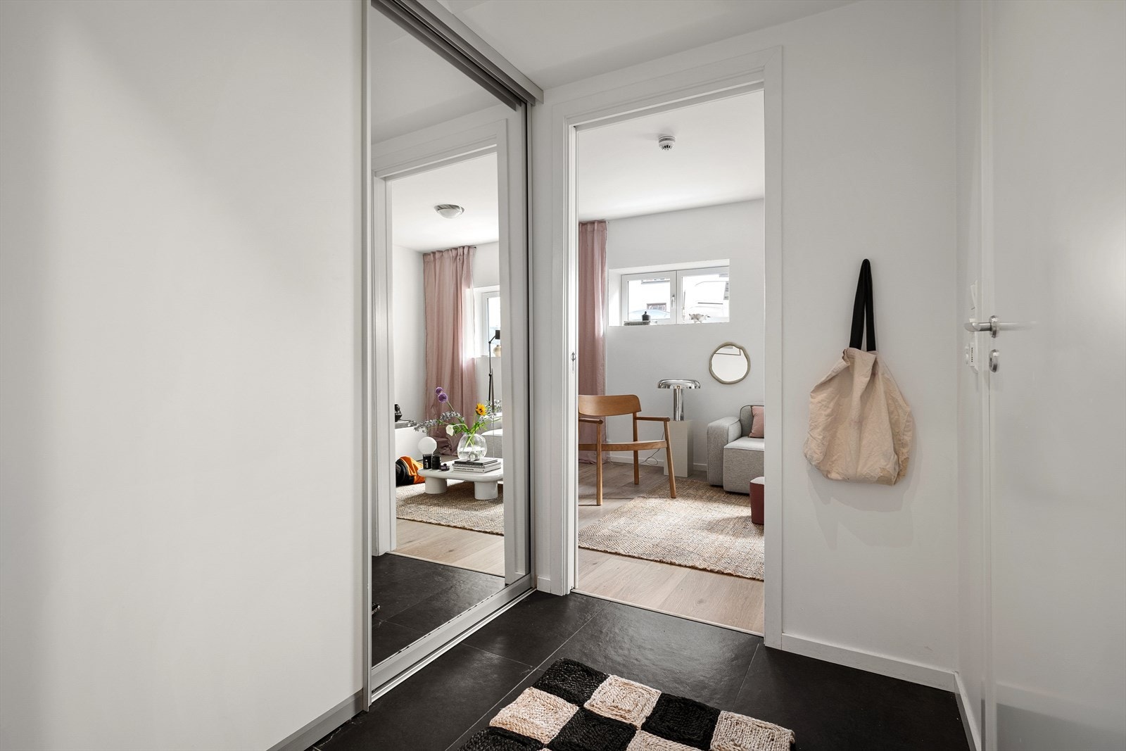 En hyggelig entré ønsker deg velkommen inn. Her finner du et romslig garderobeskap med skyvedører. Galleribilde