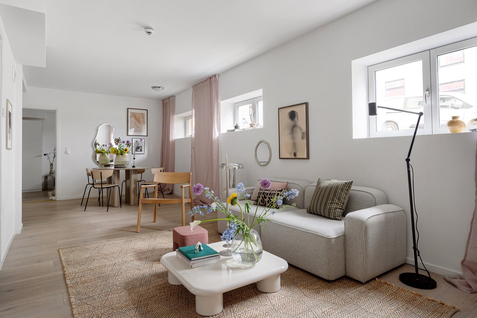 Stuens utforming gjør at kjøkkenet føles adskilt, til tross for åpen løsning. Galleribilde
