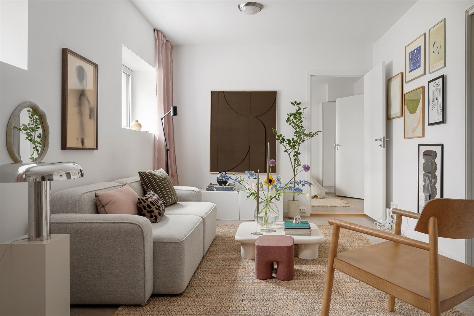 Boligen er godt tilpasset sosialt liv med plass til møblering i ulike soner. Her har du godt med lysinnslipp fra vindusrekken. Galleribilde