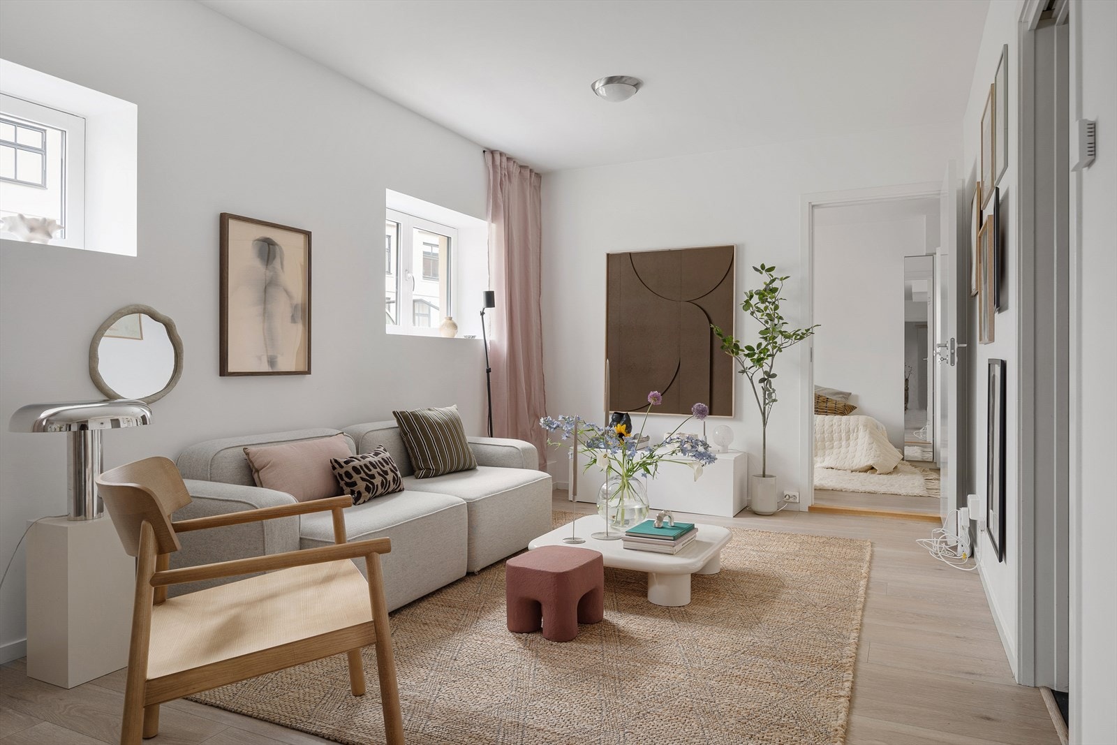 Planløsningen er praktisk, med et soverom i hver ende. Galleribilde