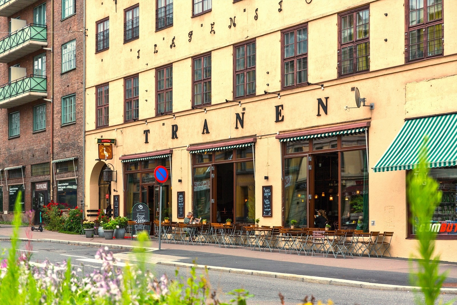 På Tranen finner du Åpent bakeri med fersk bakst, frokost og kaffe. Om kvelden forvandles stedet til en stemningsfull restaurant med det som av mange omtales som byens beste pizza! I etasjen over Tranen skjuler det seg en "hemmelig" perle - Bar Amour. Galleribilde