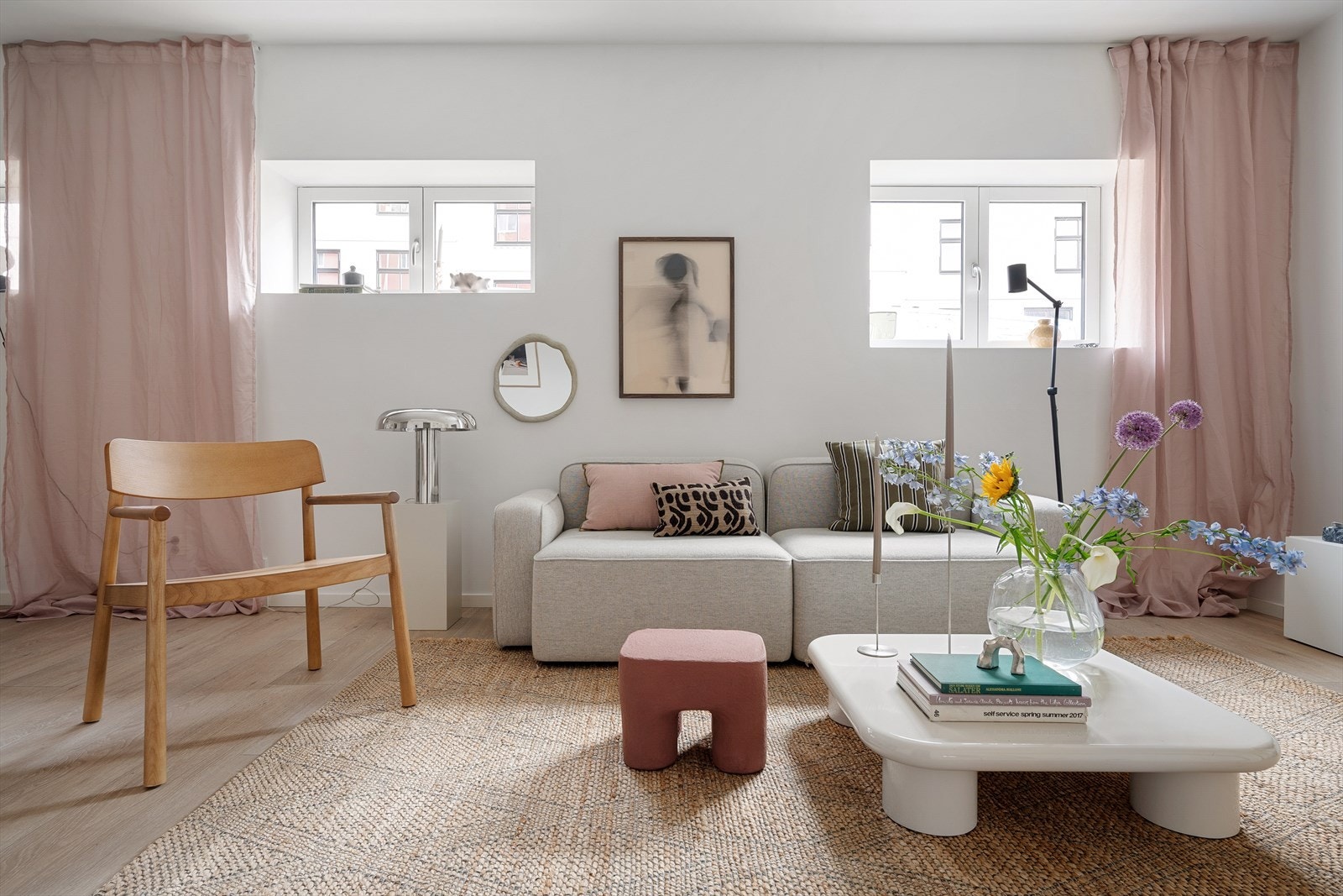 Lyse overflater og moderne standard er gjennomgående for leiligheten. Etasjen ble bygget om til leiligheter i 2018. Galleribilde