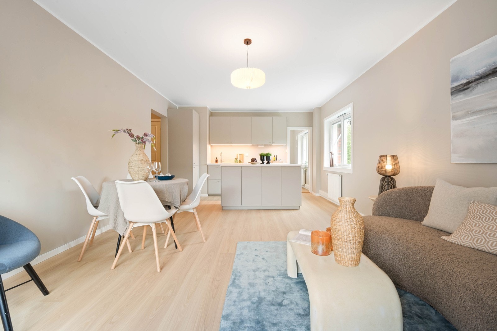 Den åpne kjøkkenløsningen skaper en romslig og hyggelig atmosfære Galleribilde