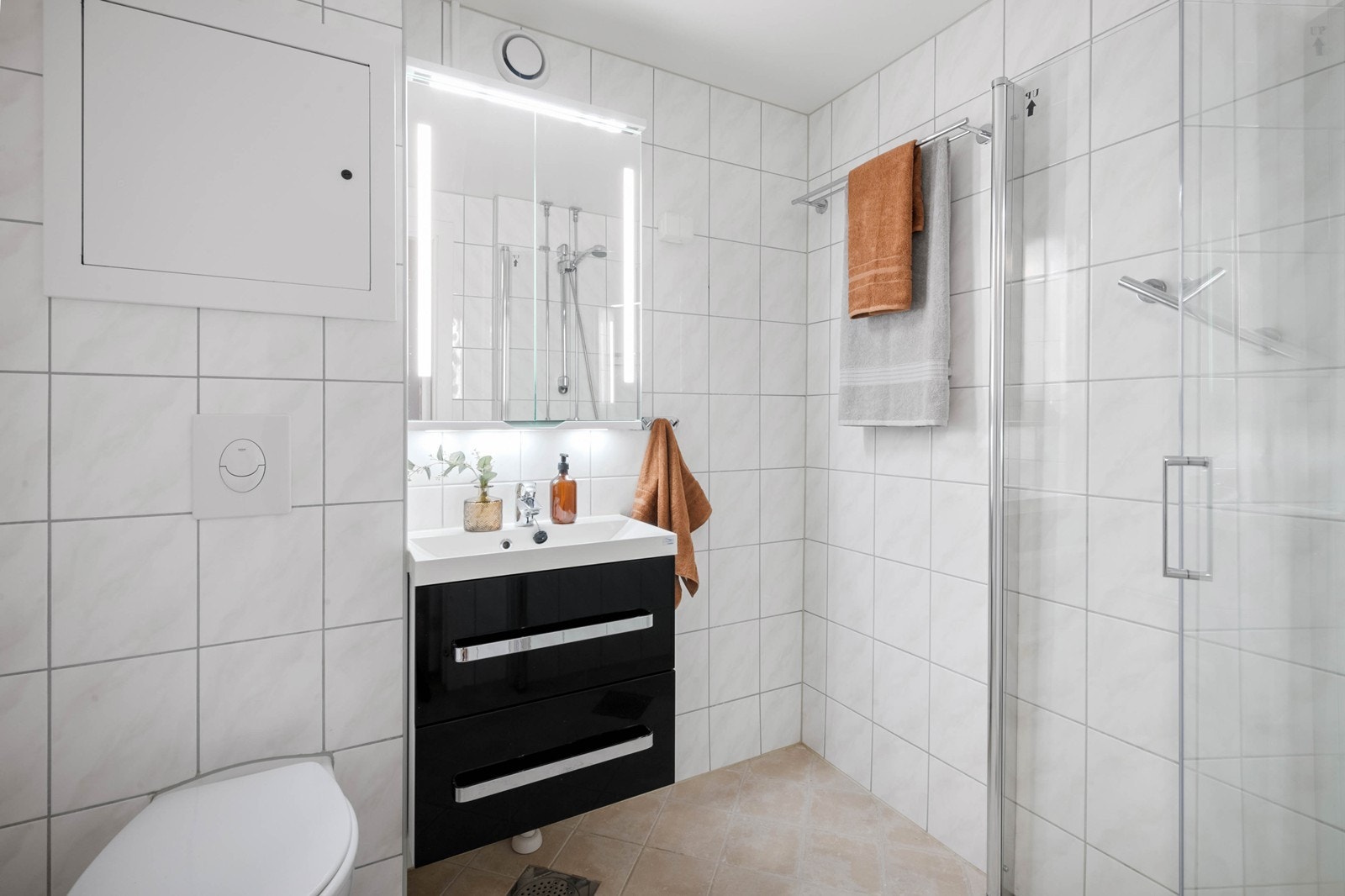 Delikat flislagt baderom pusset opp i regi av borettslaget i 2014. Det er opplegg for vaskemaskin. Galleribilde