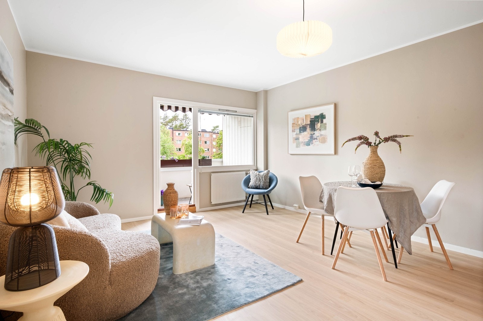 Lys og romslig stue med god plass til sofaseksjon og spisebord Galleribilde