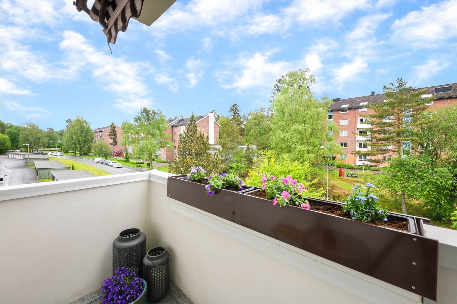 Hyggelig utsyn fra balkongen, samt plass til beplatning Galleribilde