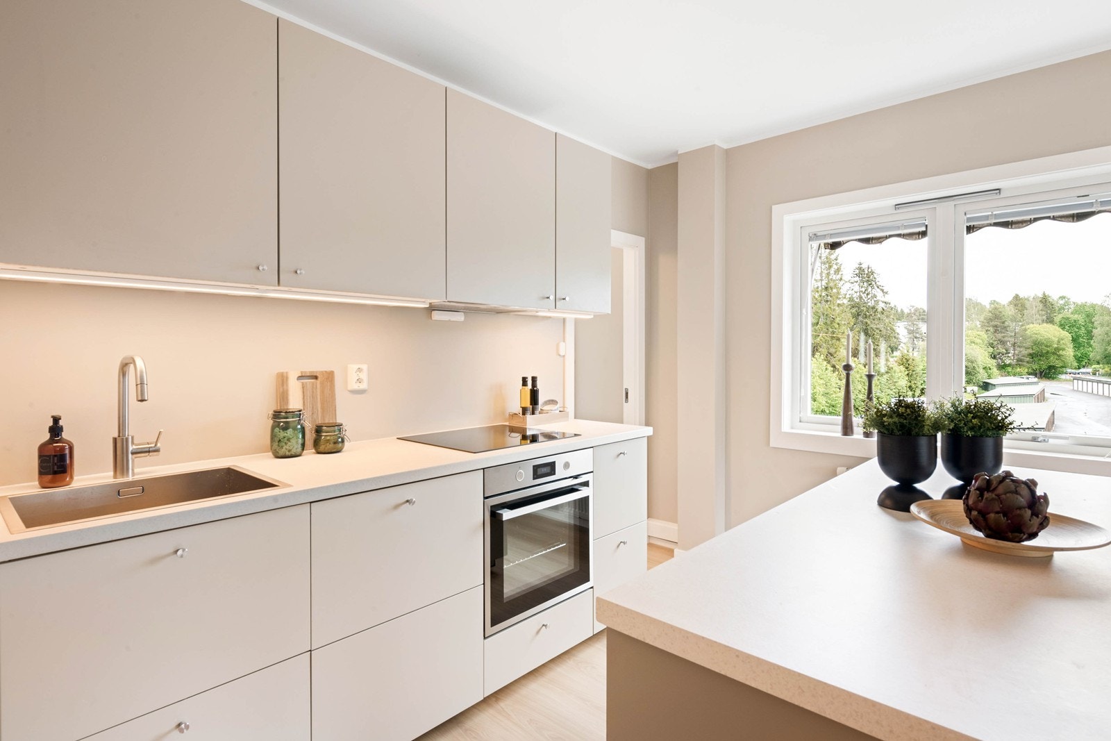 Godt med skap- og benkeplass Galleribilde