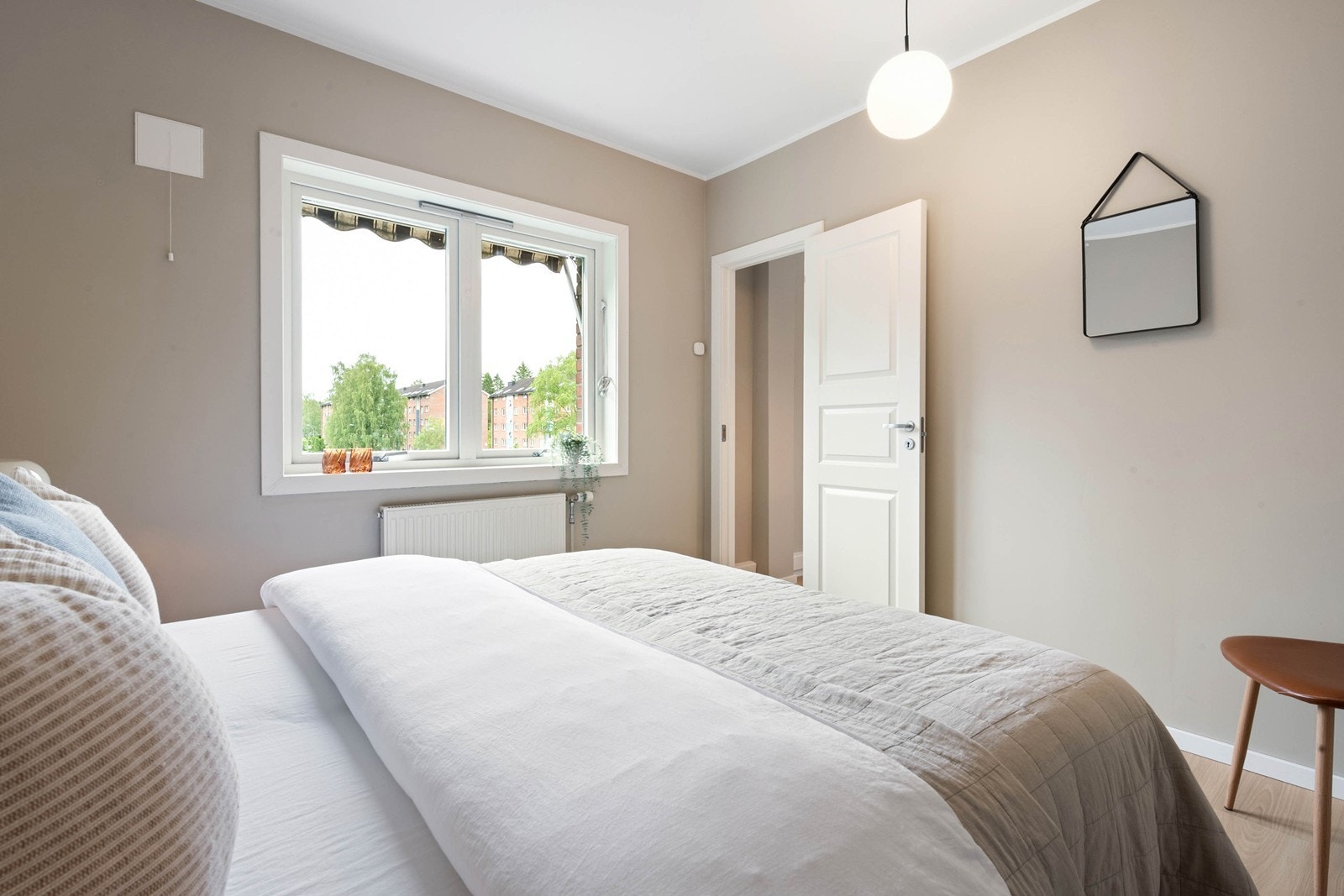 Romslig hovedsoverom med plass til dobbeltseng Galleribilde