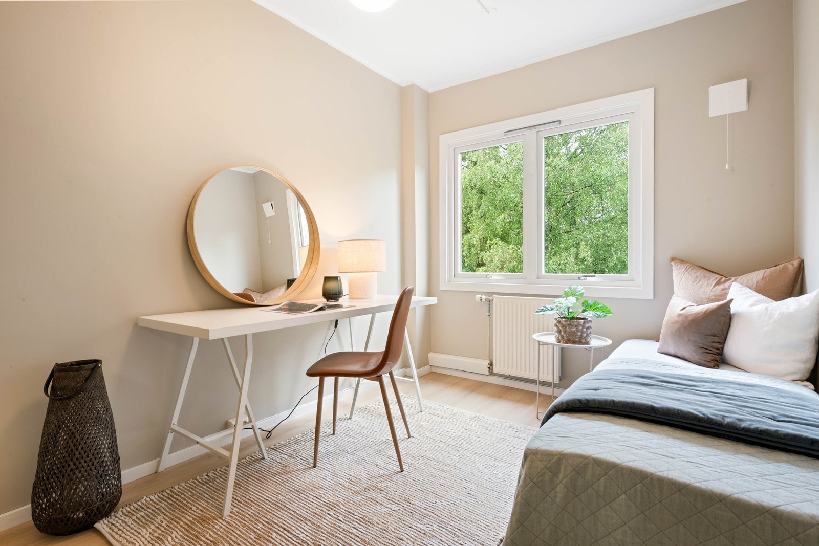 Soverom nummer to er også av god størrelse med plass til hjemmekontor Galleribilde