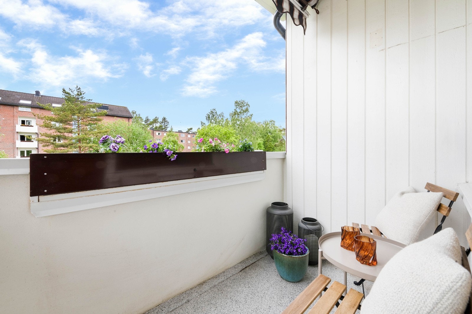 God plass til et lite spisebord med tilhørende stoler Galleribilde