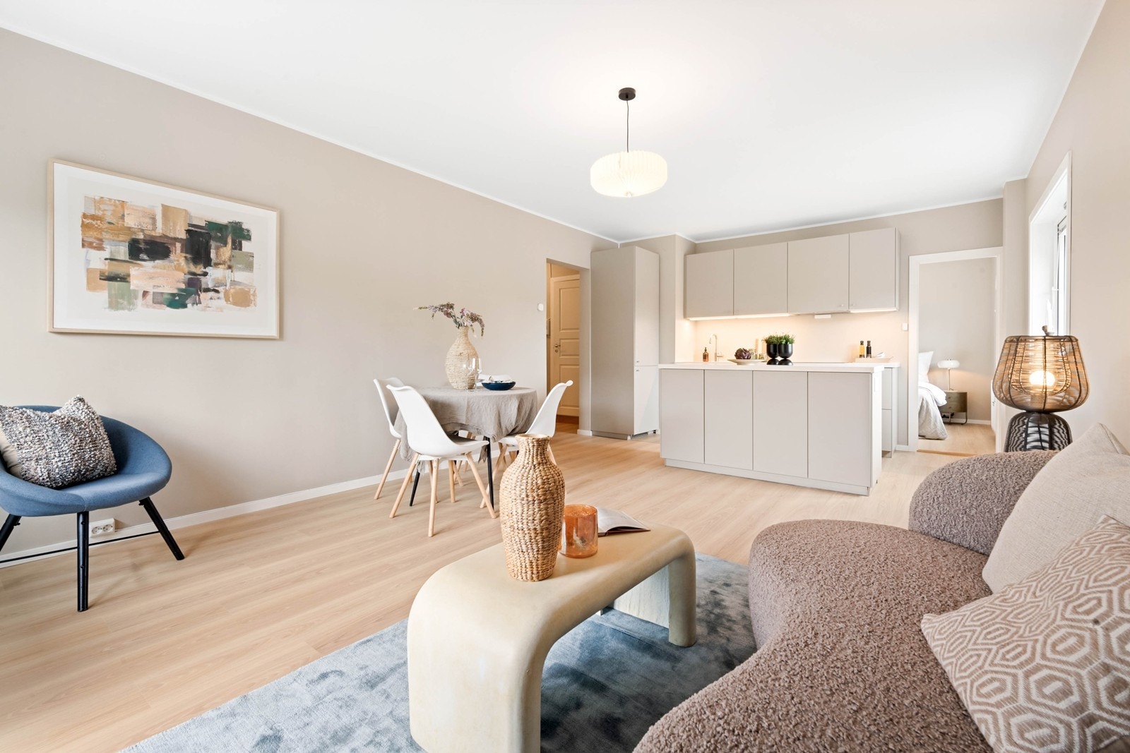 Lys og romslig stue med åpen kjøkkenløsning. Her er vegger, himling, gulv og kjøkken pusset opp i 2025. Galleribilde