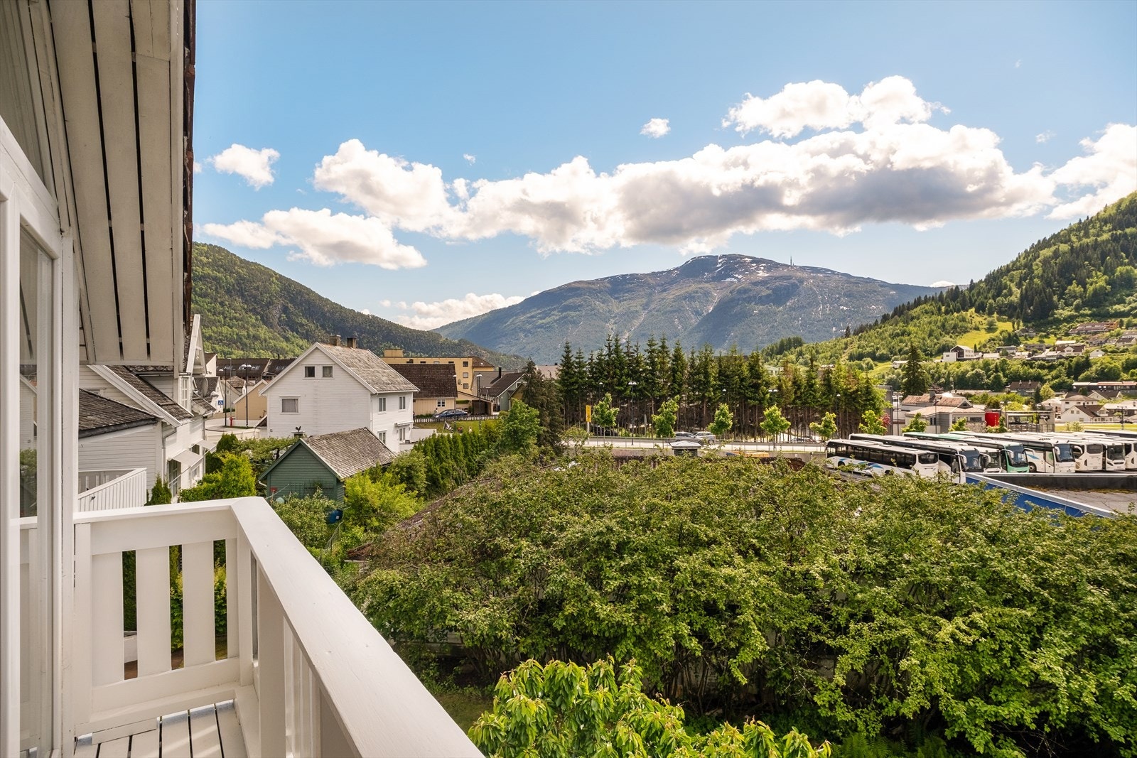 Her ute kan ein nyte gode solforhald og utsikt mot fjella i kring. Galleribilde
