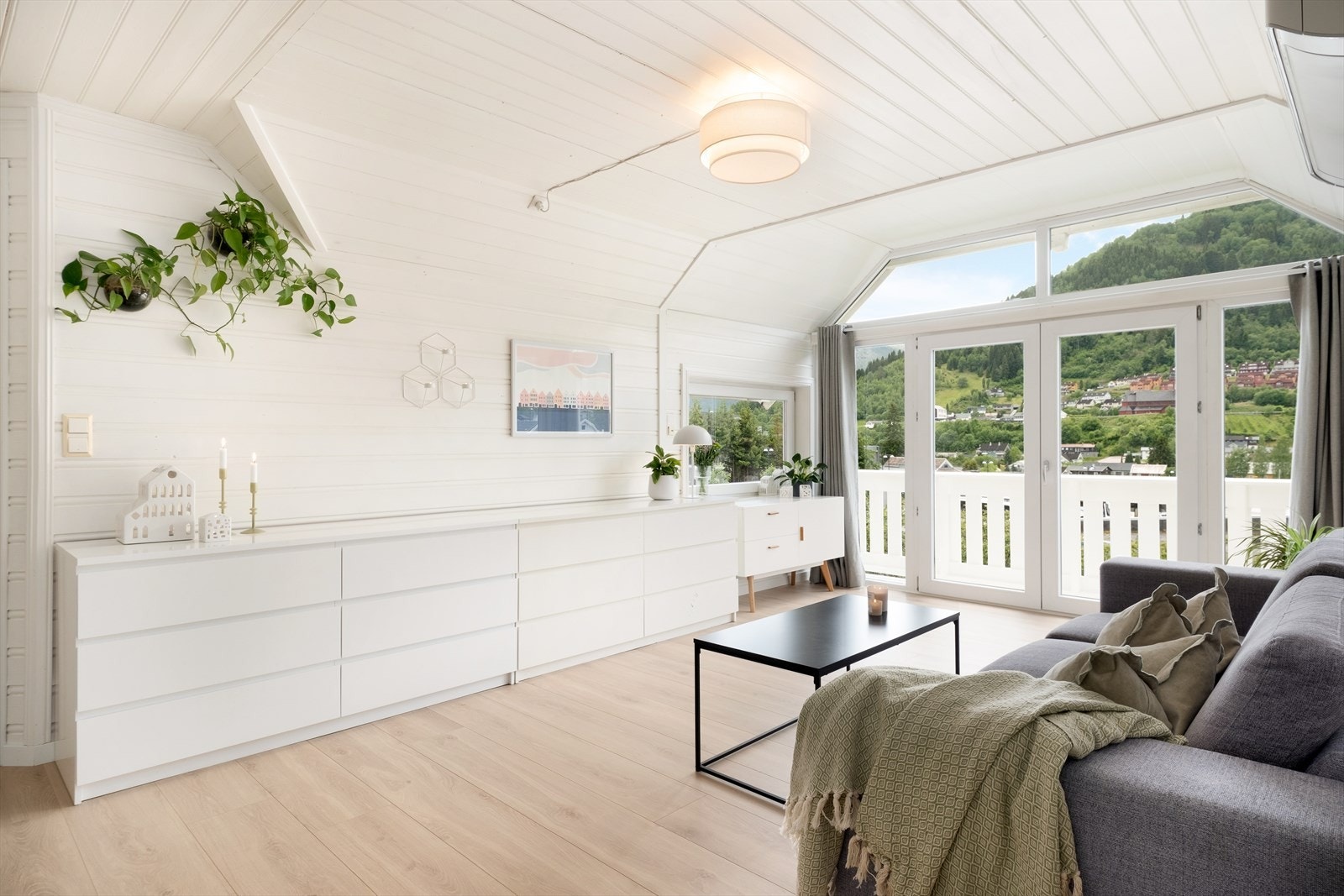 Stova er lys og luftig med god takhøgde og store vindaugsflater som gjev gode lysforhald. Galleribilde